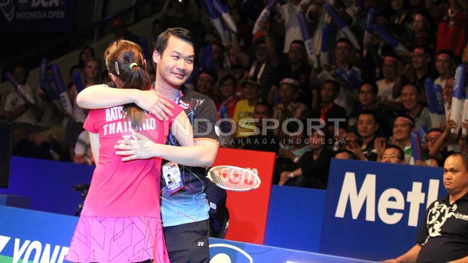 Ratchanok Intanon memeluk sang pelatih usai mengalahkan Yui Hashimoto di partai final.